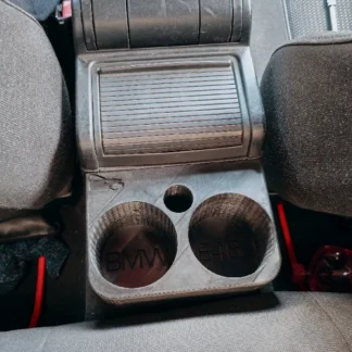 Glazīšu turētājs aizmugurē + USB vieta